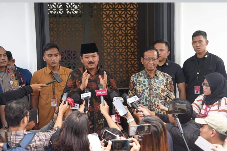 Menko Polhukam Hadi Tjahjanto Silaturahmi dengan Mantan Menko Polhukam Mahfud MD