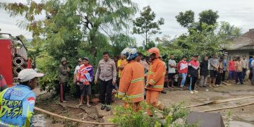Kapolsek Sumber Jaya Mendatangi Lokasi Kebakaran Rumah Warga di Kelurahan Tugu Sari Lampung Barat