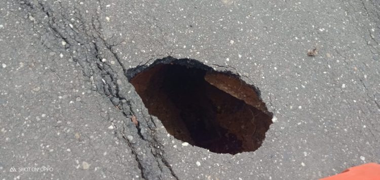 Badan Jalan Utama Menuju Kantor Kominfo Kabupaten Sarolangun Amblas Bahayakan Pengendara