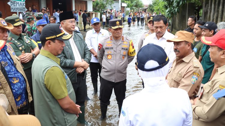 Kapolda Jateng dan Pangdam Bantu Warga Terdampak Banjir di Jepara