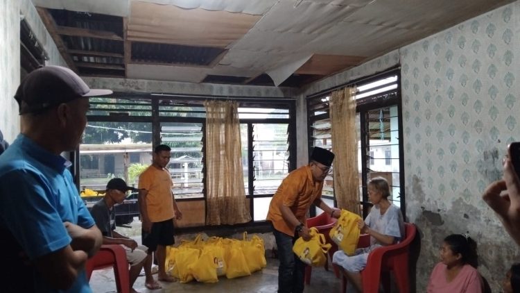 Berbagi Kasih Bulan Ramdhan, Golkar Sulut Distribusikan Ratusan Paket Sembako ke Masyarakat