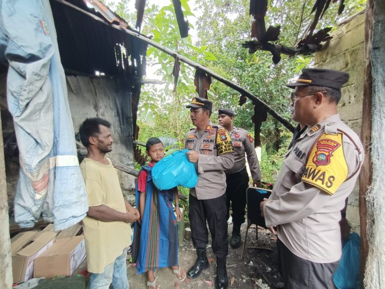 Polsek Bintan Timur Beri Bantuan Warga Kurang Mampu