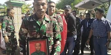 Dandim Deiyai Pimpin Prosesi Pemakaman Jenazah Anggotanya
