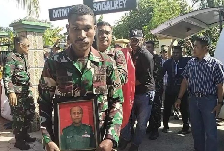 Dandim Deiyai Pimpin Prosesi Pemakaman Jenazah Anggotanya