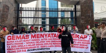 Dorong Usut Dugaan Korupsi, GEMAS Demo di Kejatisu Pakai Topeng