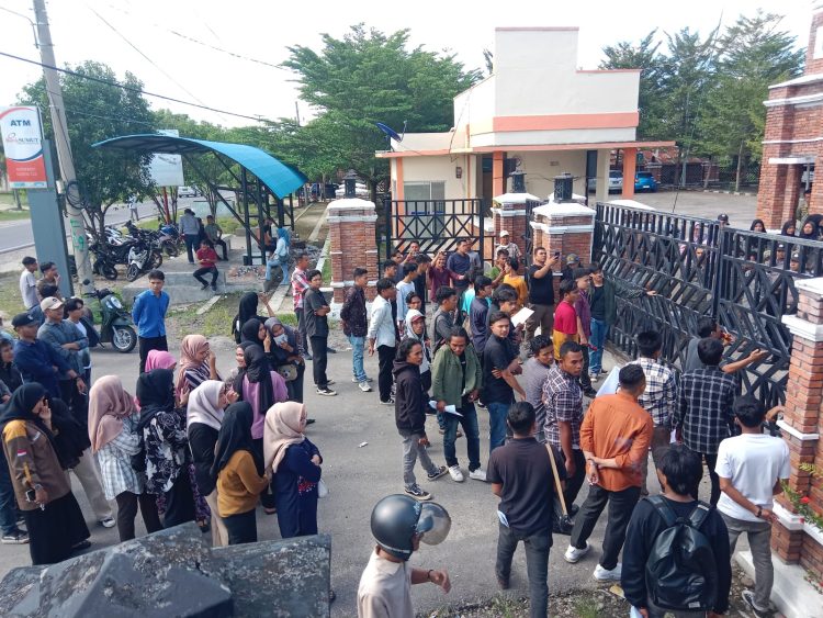 Kecewa dengan Kinerja Pj. Bupati Paluta, Massa AMPLU Lakukan Demonstrasi