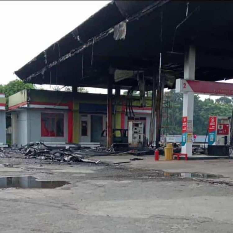 Kebakaran di SPBU Desa Bakalan Kabupaten Pati, Satu Unit Mobil dan Motor Hangus Tinggal Rangka