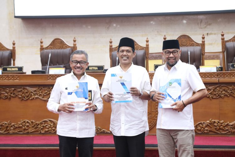 Usai Sepakati KUA/PPAS, DPRD Batam Terima Penyampaian Ranperda APBD-P 2024 dalam Rapat Paripurna