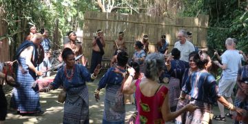 14 Wisatawan Asing Asal Swiss Sambangi Sanggar Bliran Sina Watublapi di Sikka