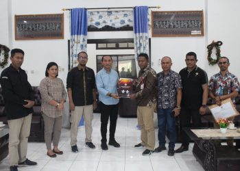 KPU Sikka Serahkan Salinan Keputusan Calon Terpilih Anggota DPRD Sikka kepada Penjabat Bupati Sikka