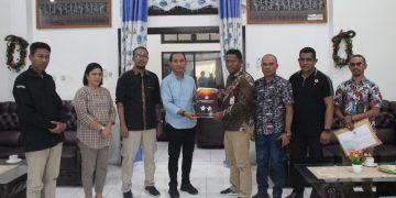 KPU Sikka Serahkan Salinan Keputusan Calon Terpilih Anggota DPRD Sikka kepada Penjabat Bupati Sikka