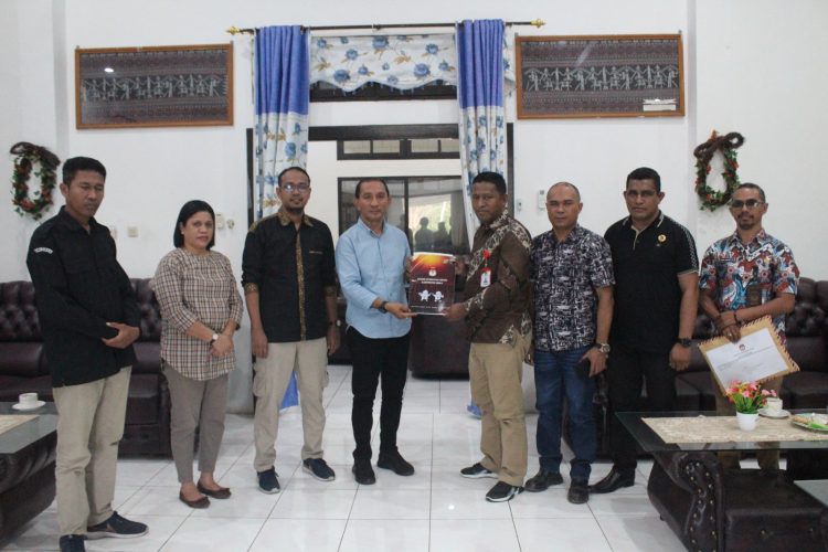 KPU Sikka Serahkan Salinan Keputusan Calon Terpilih Anggota DPRD Sikka kepada Penjabat Bupati Sikka
