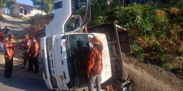 Tidak Kuat Menanjak, Truk Pasir Hantam 5 Sepeda Motor