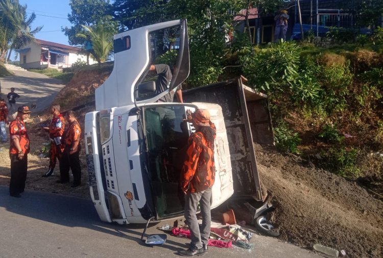 Tidak Kuat Menanjak, Truk Pasir Hantam 5 Sepeda Motor