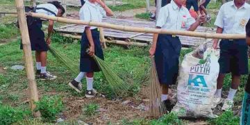SMP Satu Atap Woloara Kabupaten Ende Akhiri Kegiatan MPLS dengan Bakti Sosial