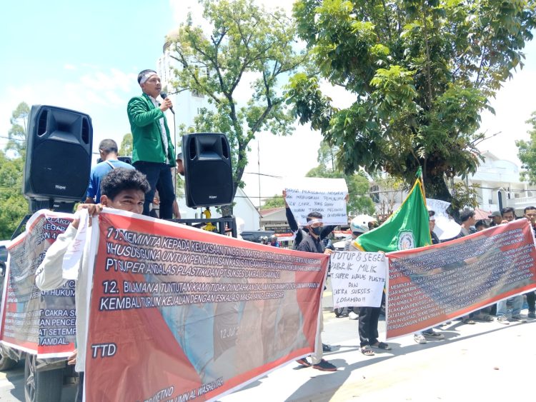 BEM UMN AW Demo ke Mapolda Sumut, Desak Pemeriksaan PT Super Andalas Plastik dan PT Cakra Sukses Logamindo
