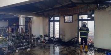 Ditinggal ke Pernikahan Keluarga, Satu Unit Rumah Ludes Terbakar di Kuranji Padang