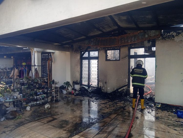 Ditinggal ke Pernikahan Keluarga, Satu Unit Rumah Ludes Terbakar di Kuranji Padang