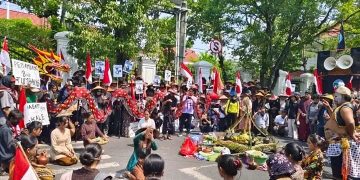 Petani Pati Geruduk DPRD, Gelar Brokohan di Tengah Jalan dalam Aksi Peringati Hari Tani