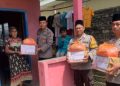 Kapolsek Moro Salurkan Bansos kepada Warga Kurang Mampu di Kampung Benteng