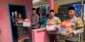 Kapolsek Moro Salurkan Bansos kepada Warga Kurang Mampu di Kampung Benteng