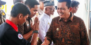 Gubernur Ansar Serahkan Bantuan Rp10,64 Miliar di Kecamatan Moro