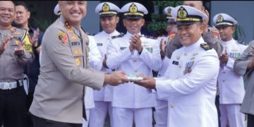 Datangi Mako Lanal Karimun, Kapolres Beri Kejutan HUT ke-79 TNI-AL