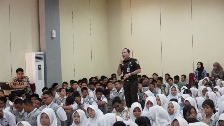 Tim Jaksa Masuk Sekolah Kejati Kepri Sambangi SMAN 1 dan SMAN 8 Batam, Ajak Pelajar Jauhi Narkoba dan Bullying