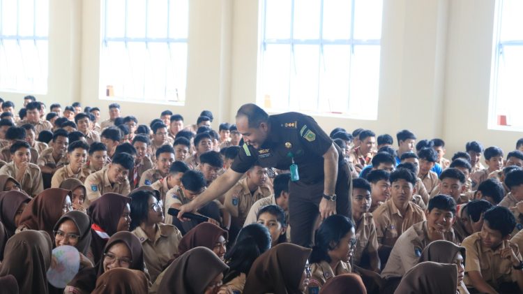 Tim Jaksa Masuk Sekolah Kejati Kepri Sosialisasikan Bahaya Narkoba dan Bullying di SMAN 2 dan SMKN 2 Tanjungpinang