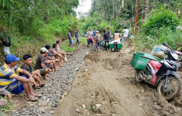 Jalan Dua Desa di Sibolangit Rusak Parah, Warga Kecewa Pemerintah Minim Perhatian dan Saling Cari Muka