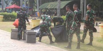 Prajurit Bergotong-royong, Monas Kembali Bersih Pasca HUT Ke-79 TNI