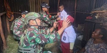 Anak-Anak Papua Dapat Seragam Gratis dari Satgas 641/Bru