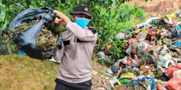 Polsek Tebing Turunkan Alat Berat Bersihkan Sampah Menumpuk di TPS
