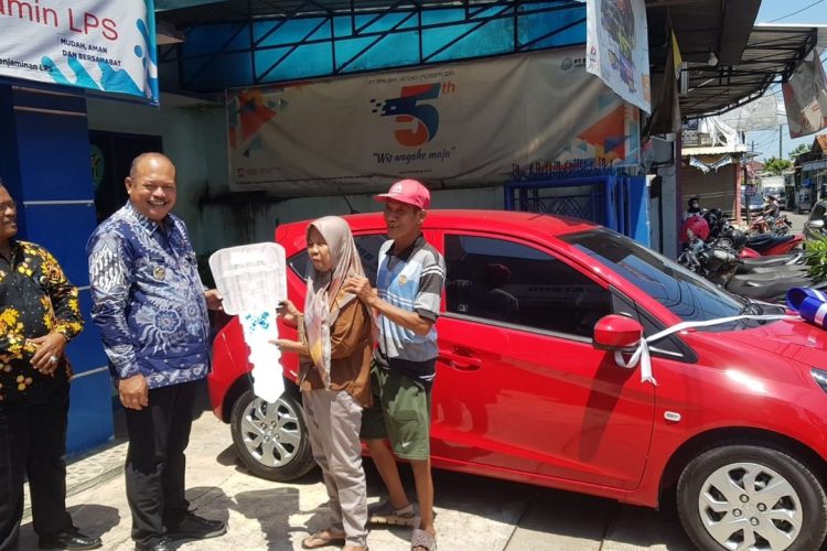 Pedagang di Pasar Tayu Bahagia Dapat Hadiah Mobil Brio dari PT BPR BKK Jateng