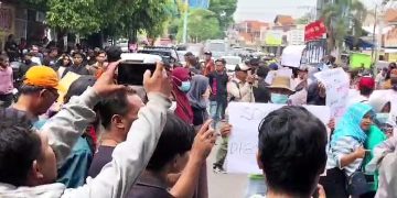 Merasa Dipersulit, Ratusan Petani di Pati Protes Penggunaan Aplikasi Barcode untuk Solar Subsidi