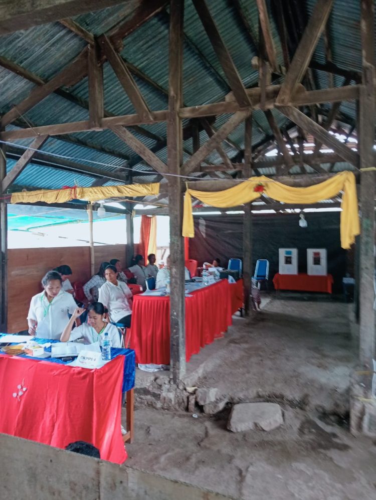 Pemilih dan Petugas di TPS 01 Desa Koanara, Kecamatan Kelimutu Semangat Sukseskan Pilkada