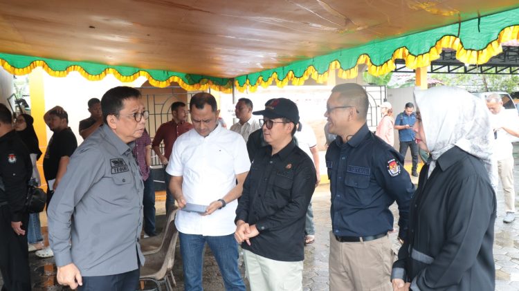Sambangi TPS dan KPU, Kajati Kepri Pantau Pelaksanaan Pilkada 2024