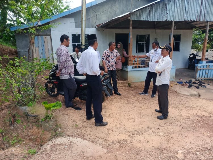 Sekcam Moro Melayat ke Rumah Duka Korban Kapal Tenggelam
