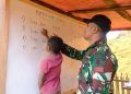 Satgas TNI Ajarkan Baca Tulis Anak-Anak di Perbatasan Papua