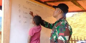 Satgas TNI Ajarkan Baca Tulis Anak-Anak di Perbatasan Papua