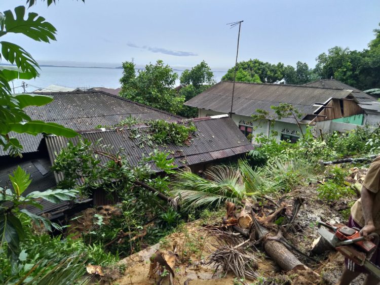 Tanah Longsor di Desa Tanjung Planduk, Tiga Rumah Warga Rusak
