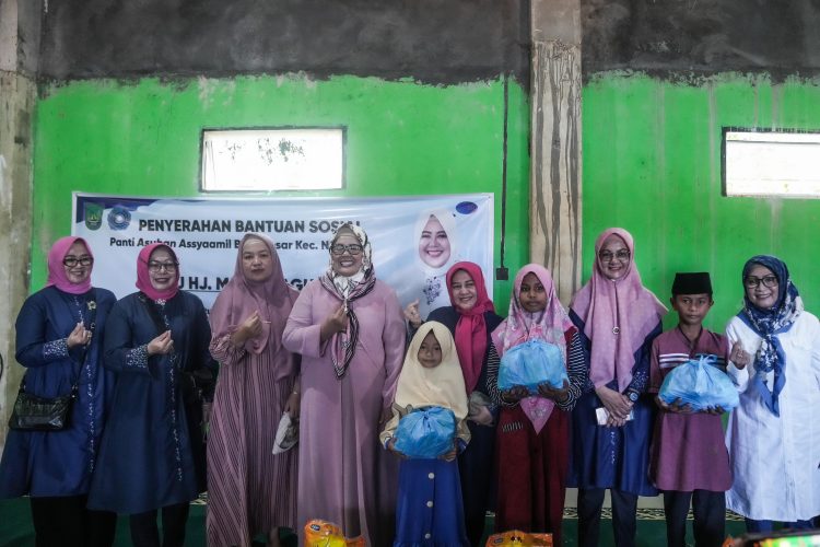 Ketua Umum Pikori BP Batam Serahkan Bantuan Sembako