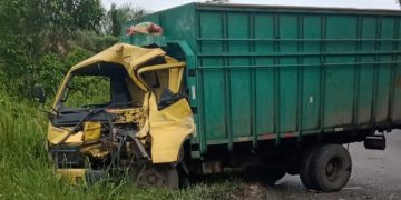 Hindari Sepeda Motor, Truk Colt Diesel Tabrak Dam Truk di Sarolangun