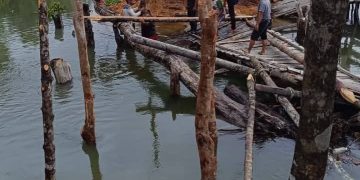 Warga Desa Selatmie Gotong Royong Perbaiki Jembatan Rusak