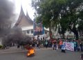 Aliansi BEM Sumatera Barat dan Perwakilan Masyarakat Sipil Gelar Unjuk Rasa di Depan DPRD