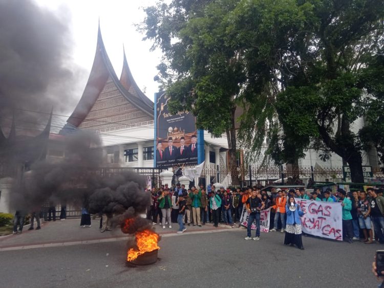 Aliansi BEM Sumatera Barat dan Perwakilan Masyarakat Sipil Gelar Unjuk Rasa di Depan DPRD