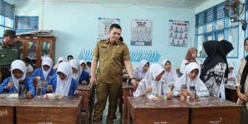 Tinjau Pelaksanaan Makan Bergizi Gratis, Sekda Takalar:  MBG Agar Anak Mendapat Asupan Gizi dan Meringankan Beban Orang Tua