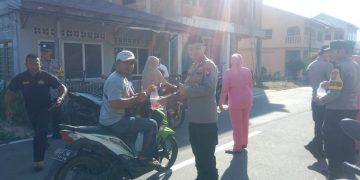 Berbagi Berkah Ramadhan, Kapolsek Moro dan Bhayangkari Bagikan Takjil kepada Masyarakat