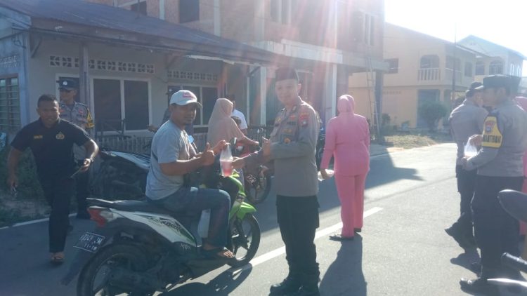 Berbagi Berkah Ramadhan, Kapolsek Moro dan Bhayangkari Bagikan Takjil kepada Masyarakat