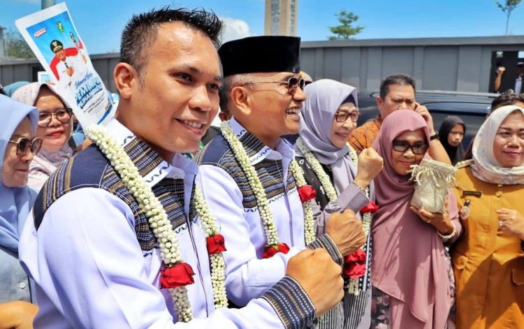 Masyarakat Antusias Sambut Kedatangan Bupati Simalungun Anton Achmad Saragih dan Wabup Benny Gusman Sinaga